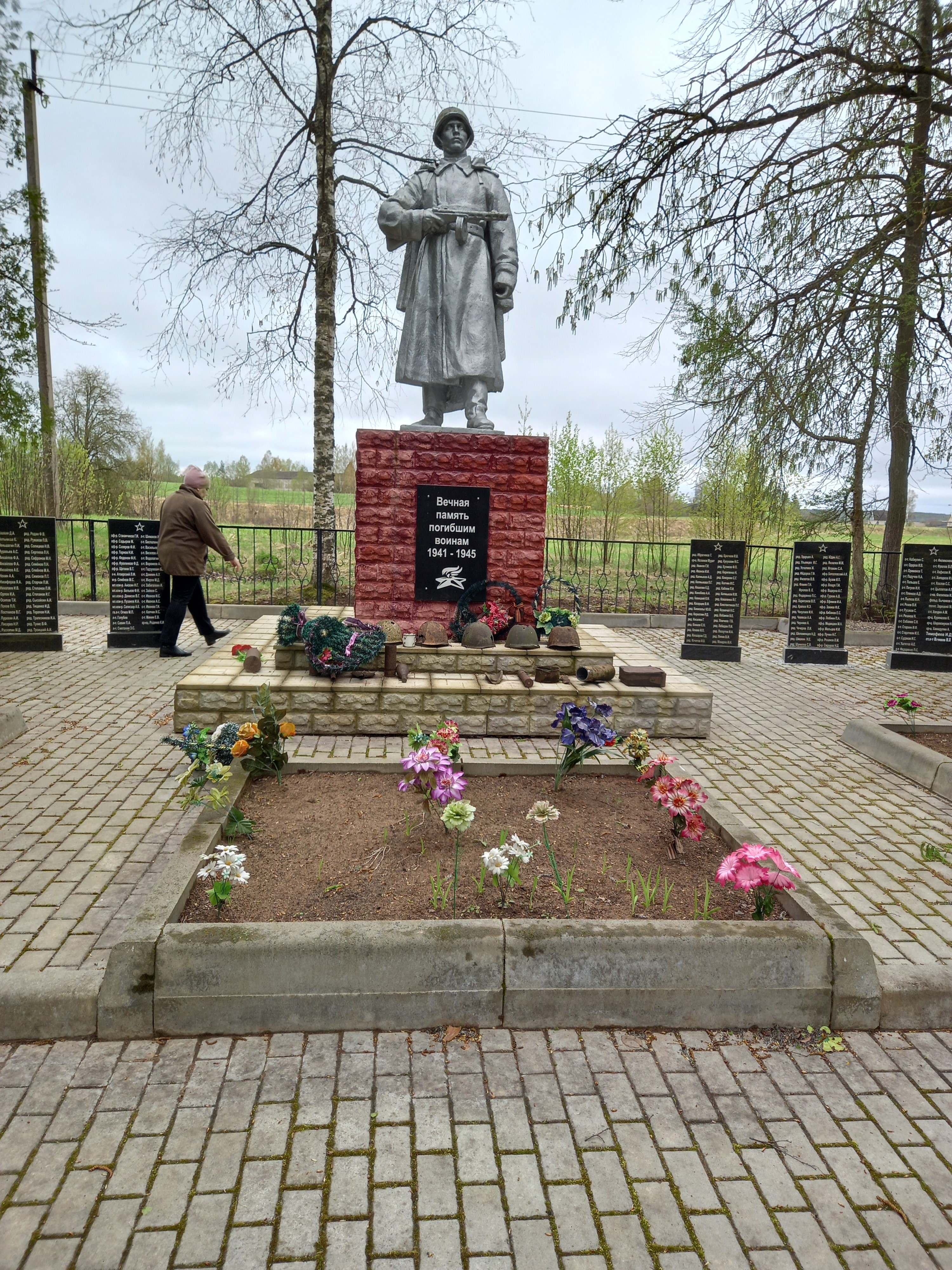 Братская могила воинов Советской Армии погибших в 1943 г.